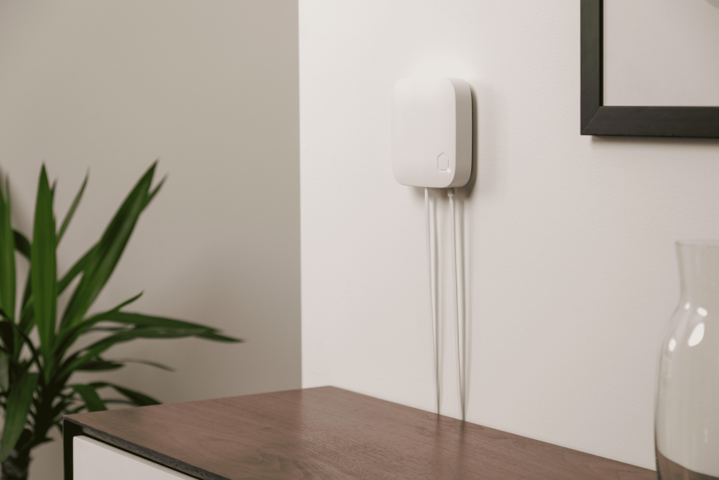 Futurehome anmeldelse av Smarthub II som er installert på en vegg